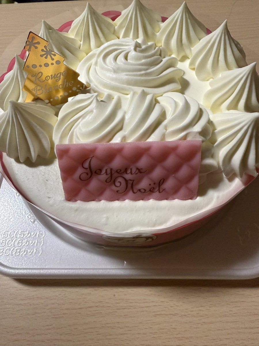 yossy_720's tweet photo. 会社からクリスマスケーキ支給された☺️ https://t.co/3XQGSsTLVJ