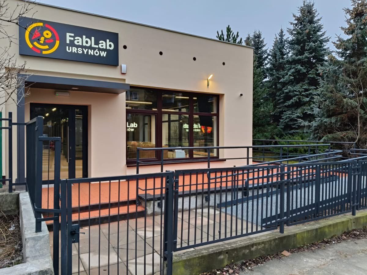 MiastoUrsynow's tweet image. Pomieszczenia dla #FabLab Ursynów na #Dembowskiego gotowe. Docelowo znajdą się tu stolarnia, pracownia laserowych ploterów tnących, pracownia elektroniczna z lutownicami, oscyloskopami czy mikroskopami, pracownia krawiecka z wydzieloną przymierzalnią…haloursynow.pl/pl/11_wiadomos…