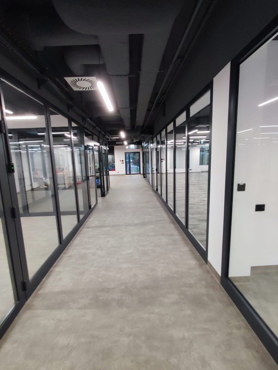 MiastoUrsynow's tweet image. Pomieszczenia dla #FabLab Ursynów na #Dembowskiego gotowe. Docelowo znajdą się tu stolarnia, pracownia laserowych ploterów tnących, pracownia elektroniczna z lutownicami, oscyloskopami czy mikroskopami, pracownia krawiecka z wydzieloną przymierzalnią…haloursynow.pl/pl/11_wiadomos…