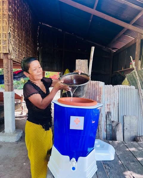 fluglehrer_neu's tweet photo. wasserfilter, reines trinkwasser, so wichtig in ländern ohne öffentlichem wassernetz - #ShinaManiFoundation, gesponsert von der #ShintaMani hotelgruppe hat dieses monat 220 wasserfilter an famlien auf dem land geliefert #HilfeVorOrt https://t.co/4siGC69KTv
