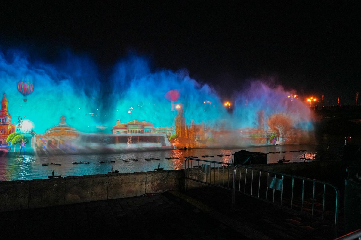 sevillaciudad's tweet photo. ¡La magia de la #Navidad ha llegado al río! ✨🌉
#Navigalia, el gran evento de la #NavidadSevilla24 con el #Guadalquivir como gran protagonista. Un espectáculo cargado de luz que se inició este fin de semana. ¡Para disfrutar junto a la familia! 🙌👇
https://t.co/C7I2UFFtj4 https://t.co/bxXzidD9Fr