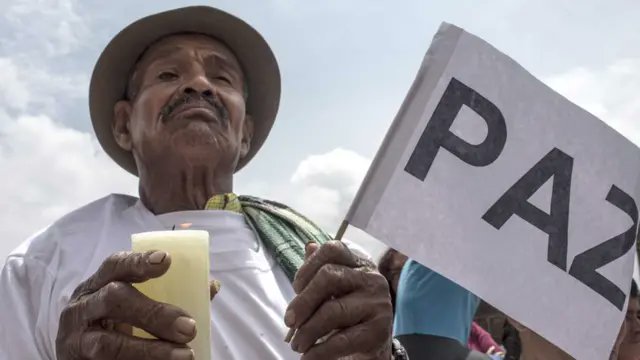 JairoComunes's tweet photo. Es una gran noticia para las comunidades de la ruralidad colombiana el anuncio de tregua navideña por parte del ELN.

Ojalá abra la puerta para avanzar en los acuerdos que permitan la paz en los territorios y la guerra sea solo una pesadilla que nunca vuelva. 

La paz: el camino! https://t.co/eHJdxGAmwM