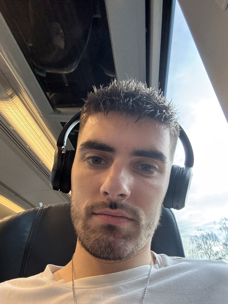 _hxrrybxtt's tweet image. time to go home and be straight for a week x