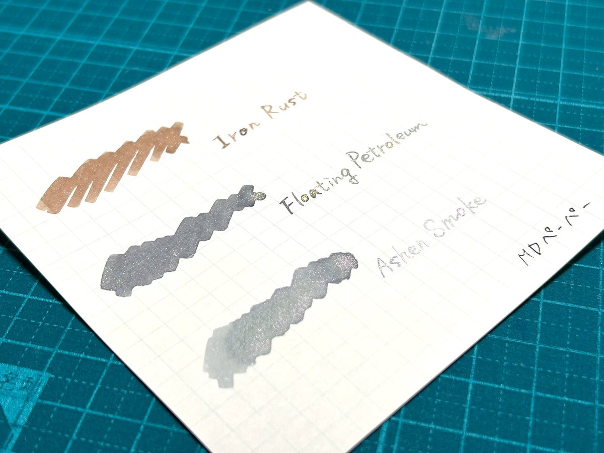 carolcamino's tweet photo. 2024年インク納め。
inkさんの #inkonpaper 新色をお迎えしました。

#IronRust 
#FloatingPetroleum 
#AshenSmoke 

どれもラメ入りです。
紙を傾けて初めて見えた色味に「うわっ」とリアルに小さい声出ました🤭✨ https://t.co/KXGUk6Eyrn