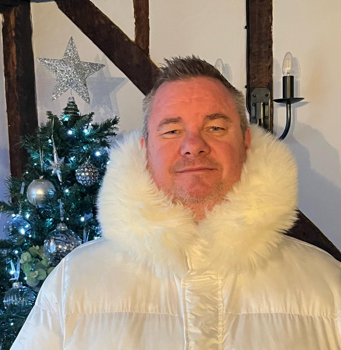 A Christmas cracker to end the year as <a href="/tony_mortimer/">Tony Mortimer</a>  tells us the story behind East 17's classic Stay Another Day. Niall asked Tony if he still had his white puffa jacket and he sent us this pic to go with the interview, what a fella: thenewcue.substack.com/p/the-new-cue-…