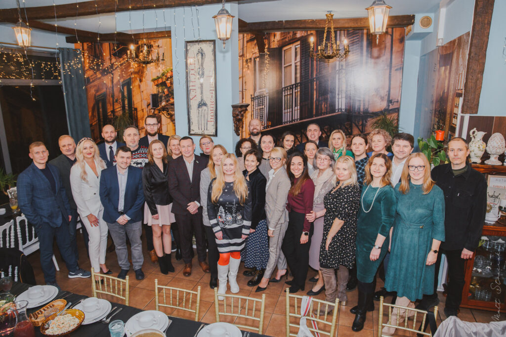 DlaBialoleki's tweet photo. 💚🎄Życzymy Wam wszystkim zdrowych, spokojnych i radosnych Świąt oraz spełnienia marzeń w Nowym Roku!

Fot. Matt Strociak

📸 https://t.co/EbhkR1dx3m https://t.co/3KfkKk2LEy