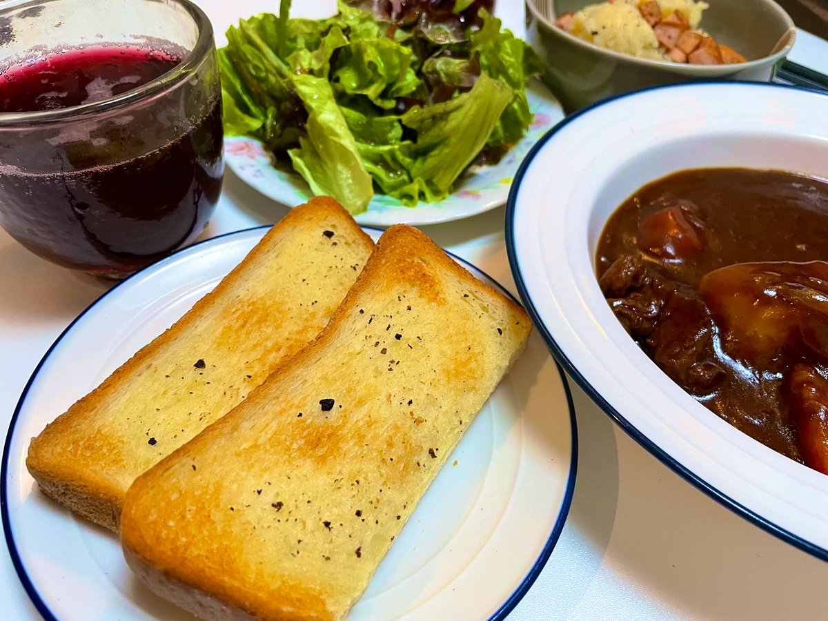 mimi36025982's tweet photo. 成城石井のトリュフバター♪♪ 
パンに塗ってからトーストにしてみたよ🍞普通の食パンが高級パンに‼︎ 超おいしい ˊᵕˋ* ビーフシチューに合う✧︎*。 https://t.co/WVht06GiKG