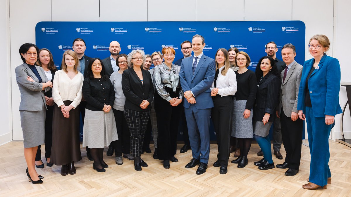 Szanowni Państwo,

Radosnych Świąt Bożego Narodzenia oraz Szczęśliwego Nowego Roku życzy Państwu Zespół Akademii Dyplomatycznej MSZ🎄🎅🌟🎁