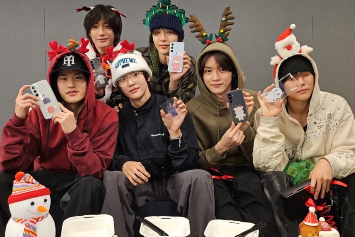 wonbin gifted riize personalised phone cases with their characters as his punishment back in japan when they filmed surpriize and he lost 😭 so cute