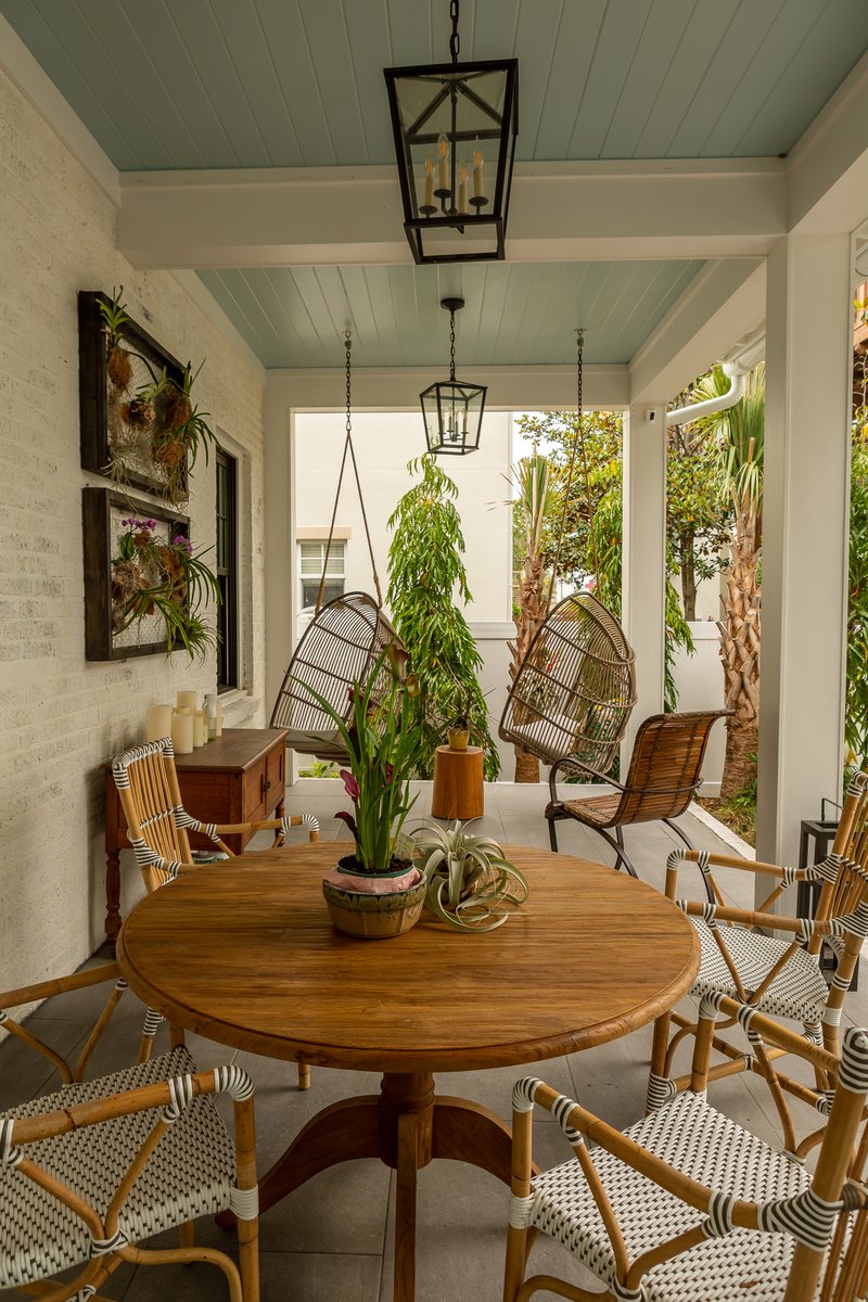 NelsonConstReno's tweet image. Where are you hanging out over Xmas?
We love the playful hanging chairs and the pop of color on the ceiling. Also how the natural elements like wood, wicker, and greenery create a relaxing and inviting atmosphere on this porch. Bringing the outdoors in!
#PorchDesign #OutdoorStyle…