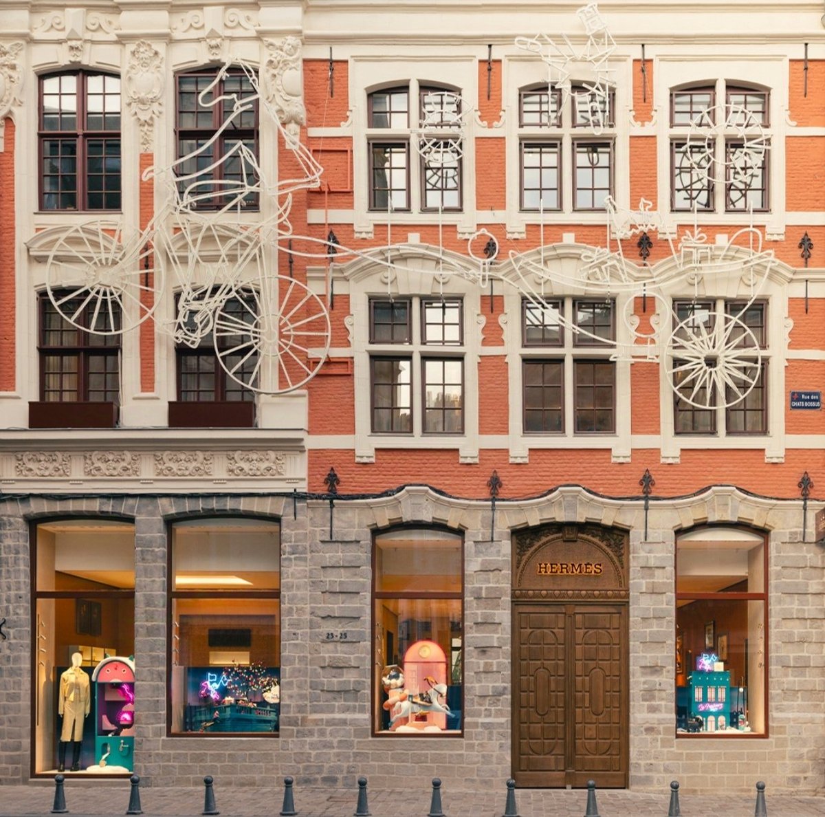 cppluxury's tweet photo. HERMÈS superb new boutique in Lille (France)

#Hermès #Lille #France #luxuryfashion #luxurybags #luxury #fashion #luxuryaccessories #luxuryretail #luxuryboutique #luxurybusiness #CPPLuxury #RDAI @Hermes_Paris https://t.co/1BvKcxl8Xl