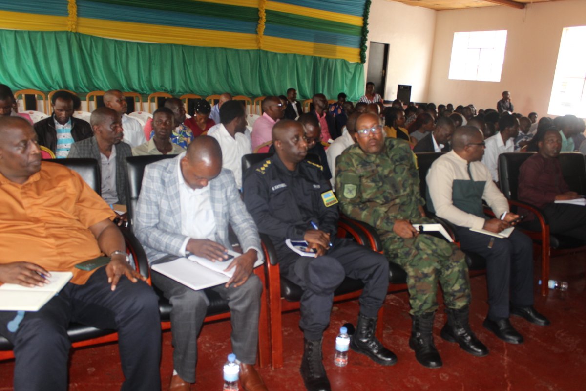 Musanze District (@musanzedistrict) on Twitter photo Umuyobozi w'Akarere Wungirije Ushinzwe Iterambere ry'Ubukungu, Madamu <a href="/UWANYIRIGIRAcl3/">UWANYIRIGIRA clariss</a> yafunguye inama nyunguranabitekerezo ku mitangire ya serivisi. Aho yasbaye abitabiriye inama kurushaho kuzamura ibipimo by’imitangire ya Serivisi, umuturage agahabwa neza ibyo agenewe ku gihe. Umuyobozi w'Akarere Wungirije Ushinzwe Iterambere ry'Ubukungu, Madamu <a href="/UWANYIRIGIRAcl3/">UWANYIRIGIRA clariss</a> yafunguye inama nyunguranabitekerezo ku mitangire ya serivisi. Aho yasbaye abitabiriye inama kurushaho kuzamura ibipimo by’imitangire ya Serivisi, umuturage agahabwa neza ibyo agenewe ku gihe.