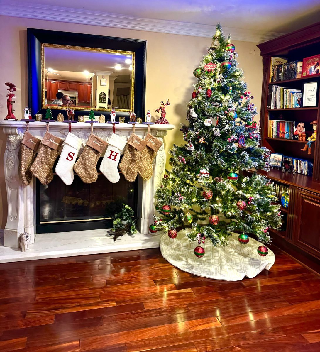 TheHarryBrar's tweet photo. Marry Christmas to all of you from our family to yours!!❤️🎄 https://t.co/ND3B48bzkH