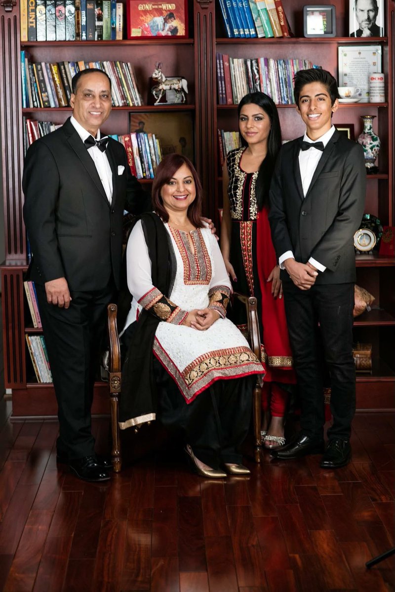TheHarryBrar's tweet photo. Marry Christmas to all of you from our family to yours!!❤️🎄 https://t.co/ND3B48bzkH