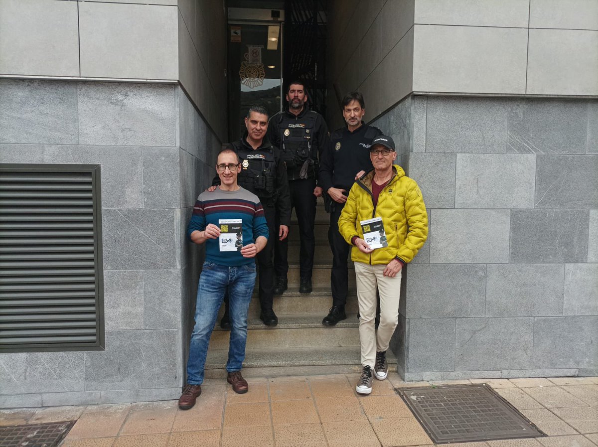 EYAPolicia's tweet photo. Visitas informativas a diferentes Comisarías Locales👮🏻👮🏼♂️ de #Asturias:
📍#Mieres 📍#Langreo
📍#PoladeSiero 📍#Gijón
“Bajamos” un momento, los #Decibelios de #Villancicos 🎶🎄para señalar que este sindicato no se detiene y continúa con su promesa de perseguir con hechos demostrables, la #EquiparacionYa para las #FFCCSE
Otra #Navidad2024 con una #PagaExtra súper reducida 👎🏻
#ConflictoColectivo #ConsejoDePolicia #PoliciaNacional
#GuardiaCivil #MinisterioDeInterior
#MismoTrabajoMismoSalario
#igualdad #IgualdadSalarial
