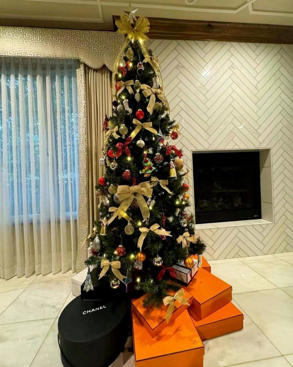 GavinHouse56858's tweet photo. Merry Christmas, wishing you a joyous chritsmas and a successful new year. Thank you for the hard work, the spirit of collaboration and the sense of unity we bring to our team.💚🎄 https://t.co/gpGJlTbcy9