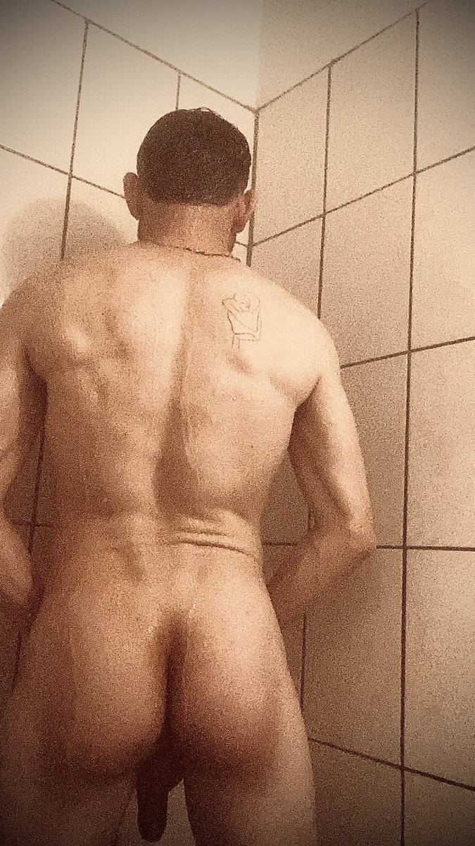 Pacomol0790's tweet photo. Una bañadita y a dormir, que fue un día muy pesado. https://t.co/dOscBYRDdi