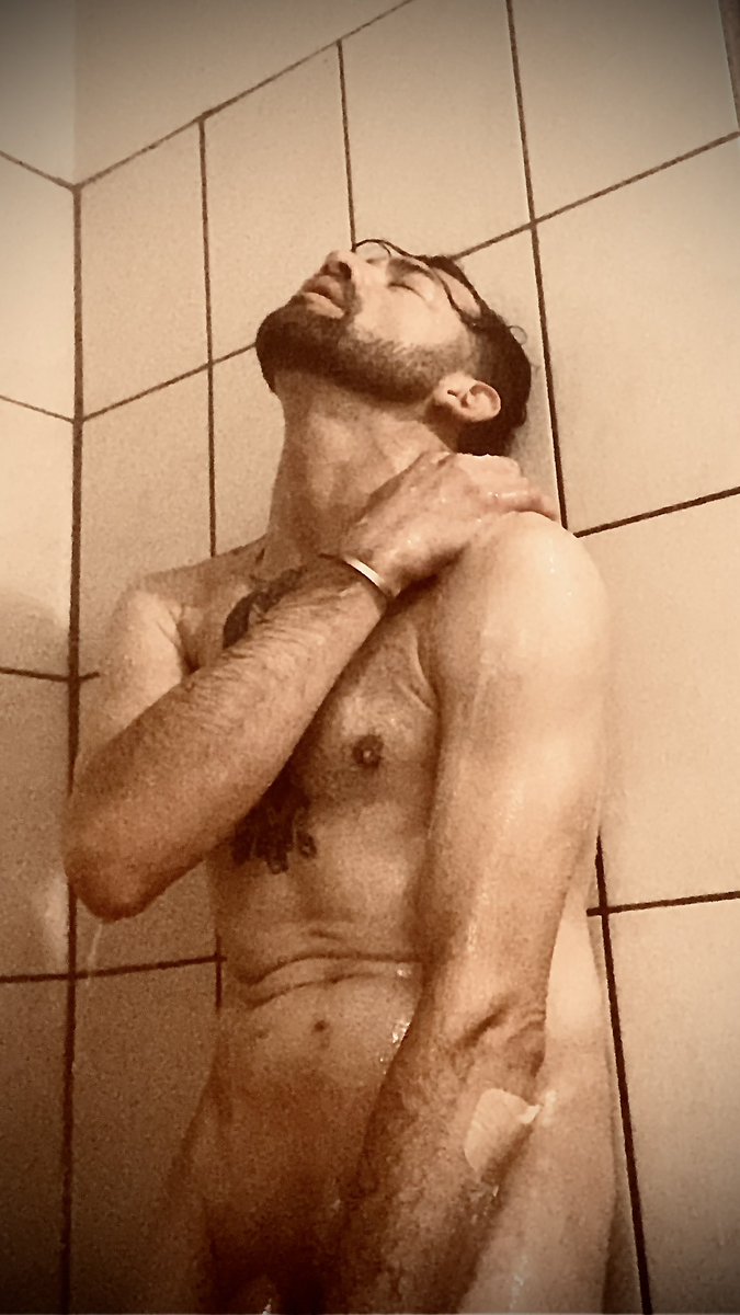 Pacomol0790's tweet photo. Una bañadita y a dormir, que fue un día muy pesado. https://t.co/dOscBYRDdi