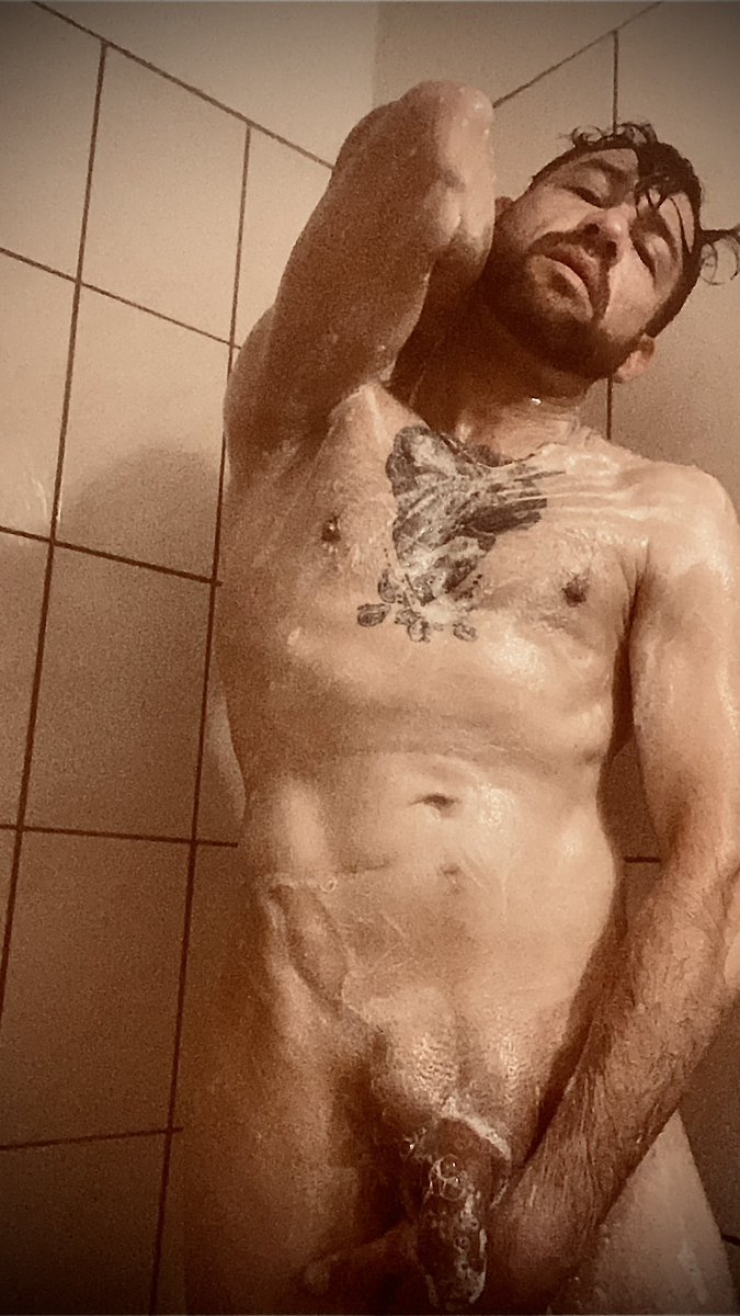 Pacomol0790's tweet photo. Una bañadita y a dormir, que fue un día muy pesado. https://t.co/dOscBYRDdi