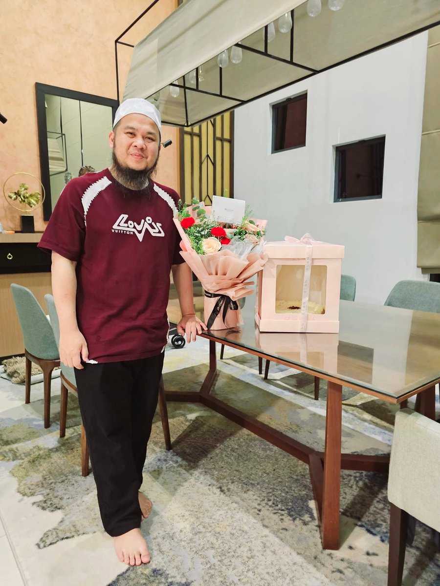 21 Dec. Alhamdulillah. 40 tahun dah saya. Terima kasih bidadariku dan anak-anakku. Terima kasih doa ibubapa serta keluarga semuanya. Terima kasih doa baik sahabat semua. Semoga doa dan sangkaan baik semua Allah kembalikan dengan lebih lagi nikmat pada semua- ebitlew