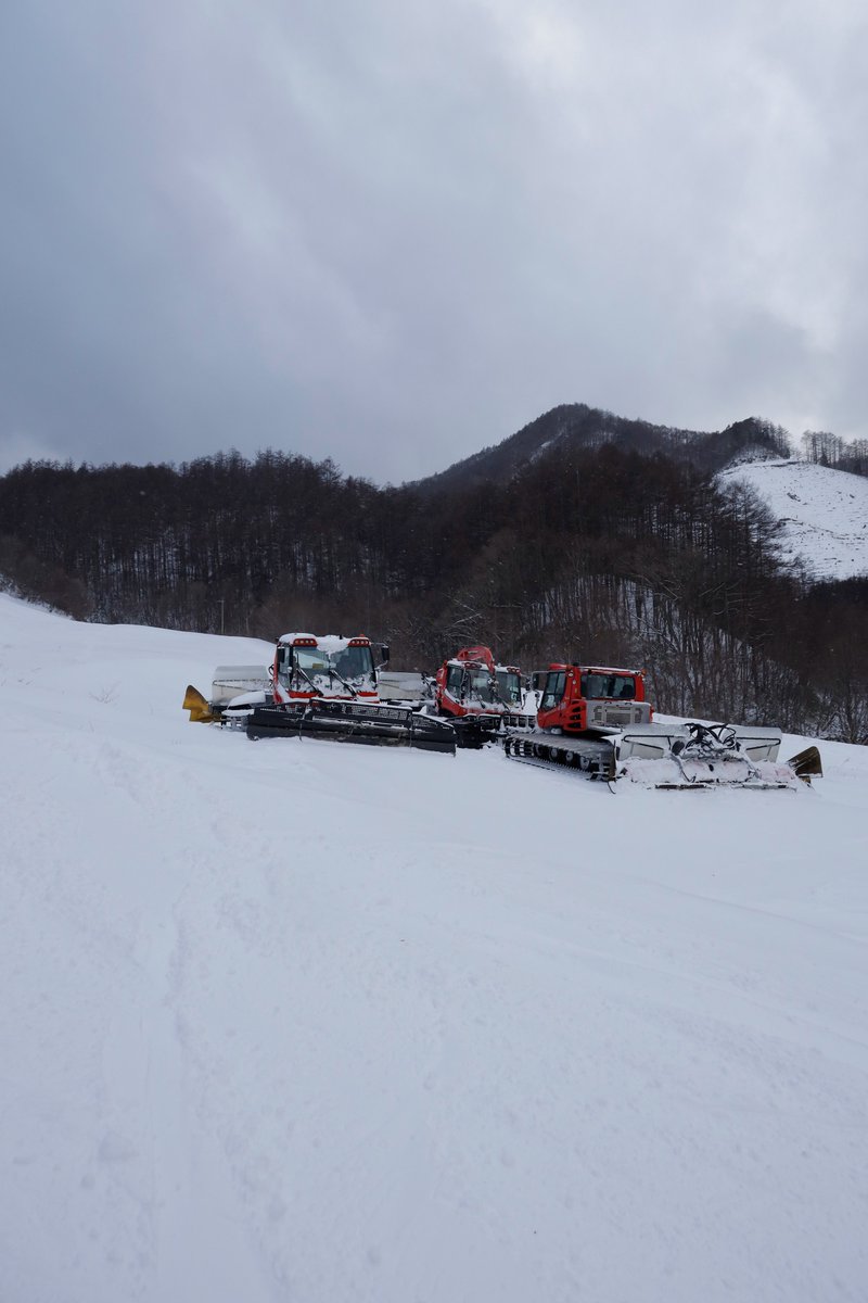 yabuharakogen's tweet photo. 日中も雪が舞い、気温が上がらず寒い一日となりました❄️
今日はすっかり平日モードのやぶはら高原です⛷️
今週末の国設ゲレンデを含むフルオープンに向けて、着々と準備が進んでいます！
都会ではもう冬休みに入ったのでしょうか？子どもたちが楽しそうにスキーを楽しむ姿が見られました😊

明日も寒さが続きそうですので、万全の防寒対策をしてお越しください！🧤🧣