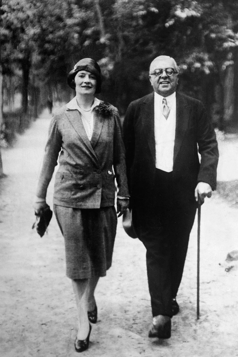 Bilabedel_XX's tweet photo. 2/4

Asıl adı Kerim El-Hüsynidir. Prens Kerim El-Hüseyni olarak geçer, ŞAH KERİM-El Hüseyni de denir.
1936 doğumlu ve 88 yaşındadır.

İnam denmesi ve Ağa Han ünvanı almasının sebebi ise, Şİİ inancına mensub NİZARİ İSMAİLİYE ( Nusayri değil, NİZARİ ayrı bir cemaattir, karıştırılmasın) cemaatinin 49. İmamı olmasından dolayıdır.

Dedesi Üçüncü Ağa Han Sultan Mahmud Şah, 1958 yılında vefat edince 22 yaşındayken, Dördüncü Ağa Han olarak imamlığa başlamıştır.