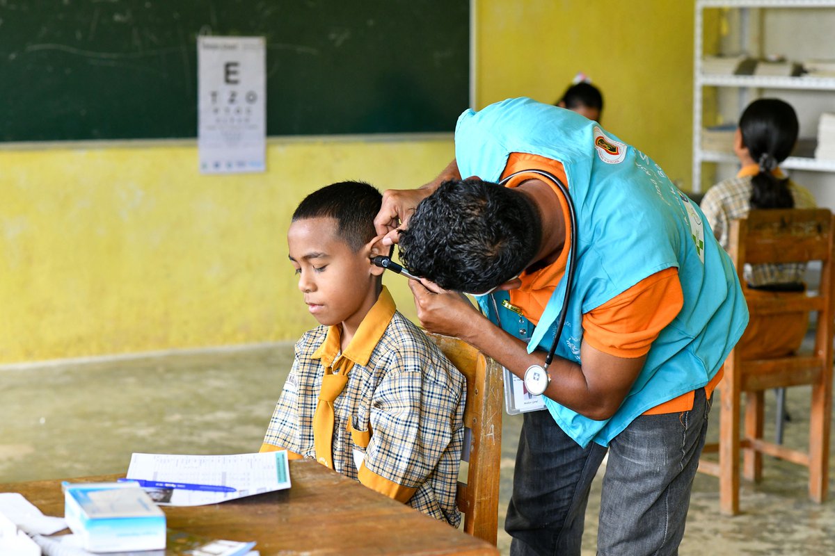 Timor-Leste launched the School-Based Primary Health Care Pkg this Nov, a program making schools a vital link to healthcare. It aims to detect growth delays, vision/hearing,skin/oral health problems early, connecting kids to health centres who.int/timorleste/new… #Recap2024