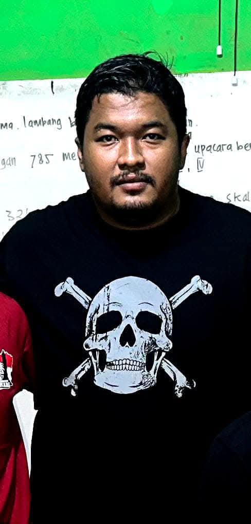 lgidiy12_'s tweet photo. Mohon bantu share muka pelaku Pelarian Uang Tiket Timnas!

Foto kiri : Respati Bayu Adhi
Foto Kanan : Gustaf

Bagi yang melihat harap Info kami di 082337061945
@Upil_Jaran2 
@merapi_uncover https://t.co/4dhrLHNY2l