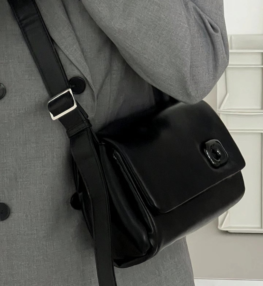 iyasudadeh_'s tweet photo. aku nemuin lagi toko yang jual tas hitam ala pinterest gini, modelnya cakep bangett😭🖤 https://t.co/e8iP2ji880