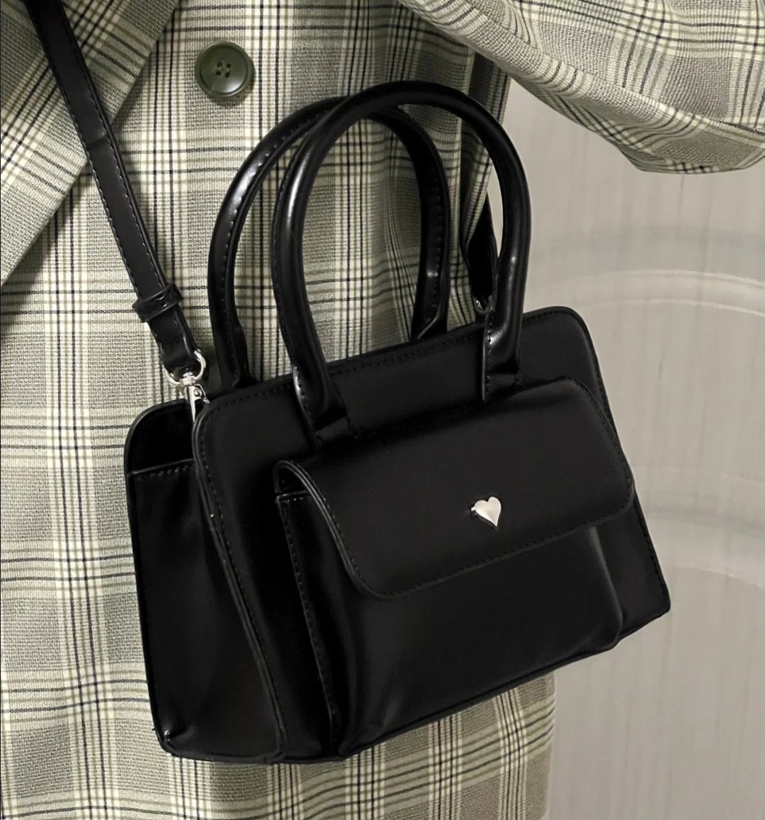 iyasudadeh_'s tweet photo. aku nemuin lagi toko yang jual tas hitam ala pinterest gini, modelnya cakep bangett😭🖤 https://t.co/e8iP2ji880