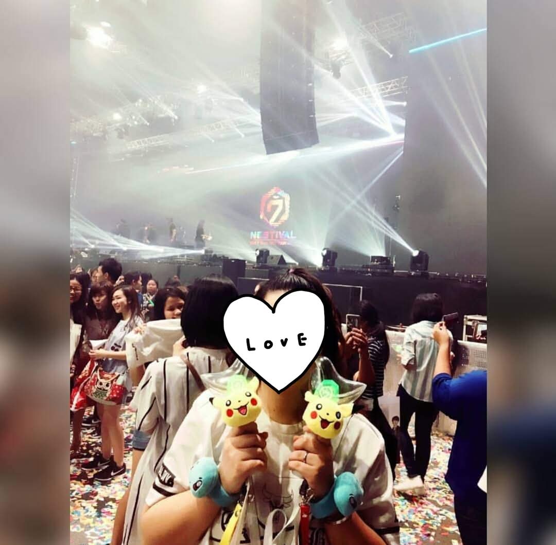 KxnxkxTxl's tweet photo. 💚🕊 สาเหตุที่คลั่งรักพี่จ๋าสุดๆมาถึงจนปัจจุบัน เพราะคอนฯที่โคราช2017 โดนeye contactครั้งเดียวไม่ถึง10วิในหลุมปลาสวาย ช็อคไปเลยจ้า นี่ไม่รู้พี่แกตกใจพร๊อพเรารึป่าว ถือบง2อัน ทั้งปิกาจูทั้งเซนิกาเมะ สายห้อยบงอีก4เส้น #MTBB #JSYJ เหมือนคนบ้าแหละ เลยมอง 🤣 ก่อนเจอแค่ชอบ จบคอนฯรักเลย https://t.co/r0ro7UG6Gf