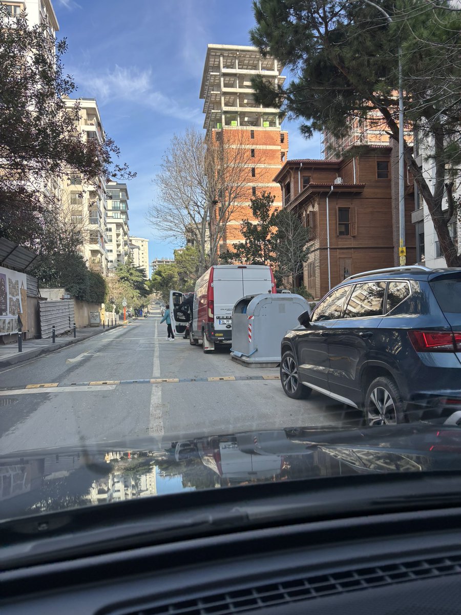 basardovan's tweet photo. Burası Kadıköy- Göztepe tanzimat sokak. İhsan Kurşunoğlu lisesinin önü. Yolu ikiye ayıran şerit olmasına rağmen araçların park etmesi sebebiyle yol tek şeride düşüyor. Araç geçişleri sağlanamıyor. Lütfen destek olur musunuz?@kadikoybelediye @IBBcozummerkezi @4444154 @TC_istanbul https://t.co/RV2ysumtrd