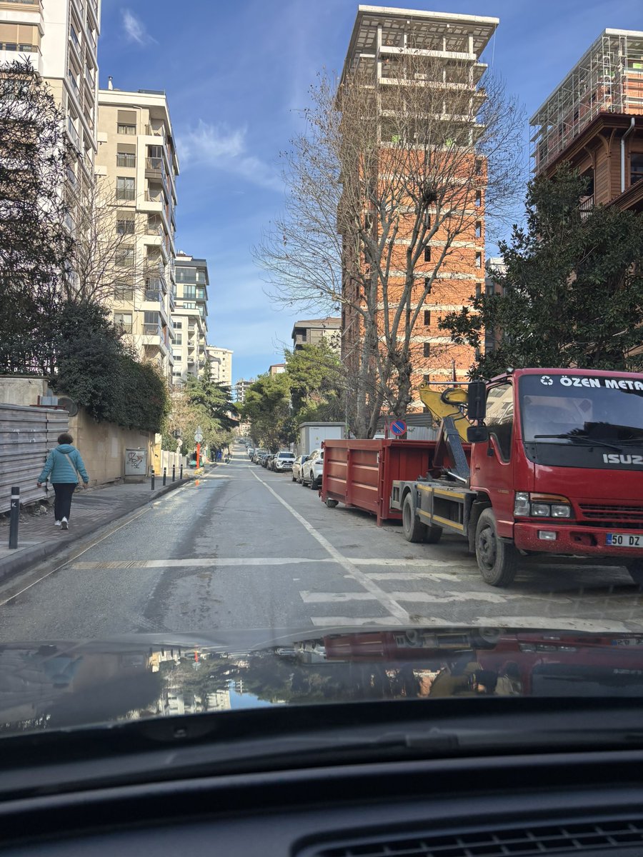 basardovan's tweet photo. Burası Kadıköy- Göztepe tanzimat sokak. İhsan Kurşunoğlu lisesinin önü. Yolu ikiye ayıran şerit olmasına rağmen araçların park etmesi sebebiyle yol tek şeride düşüyor. Araç geçişleri sağlanamıyor. Lütfen destek olur musunuz?@kadikoybelediye @IBBcozummerkezi @4444154 @TC_istanbul https://t.co/RV2ysumtrd