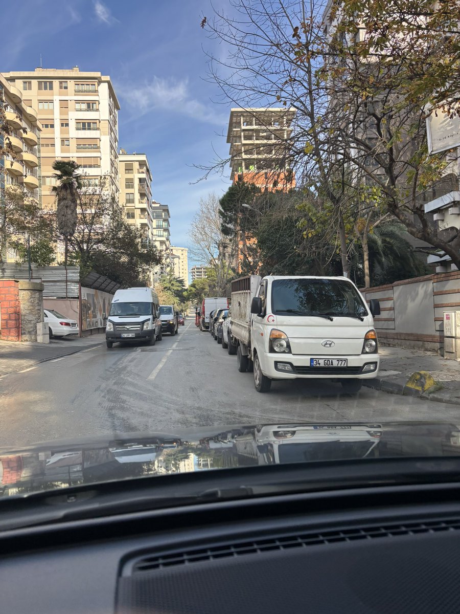 basardovan's tweet photo. Burası Kadıköy- Göztepe tanzimat sokak. İhsan Kurşunoğlu lisesinin önü. Yolu ikiye ayıran şerit olmasına rağmen araçların park etmesi sebebiyle yol tek şeride düşüyor. Araç geçişleri sağlanamıyor. Lütfen destek olur musunuz?@kadikoybelediye @IBBcozummerkezi @4444154 @TC_istanbul https://t.co/RV2ysumtrd