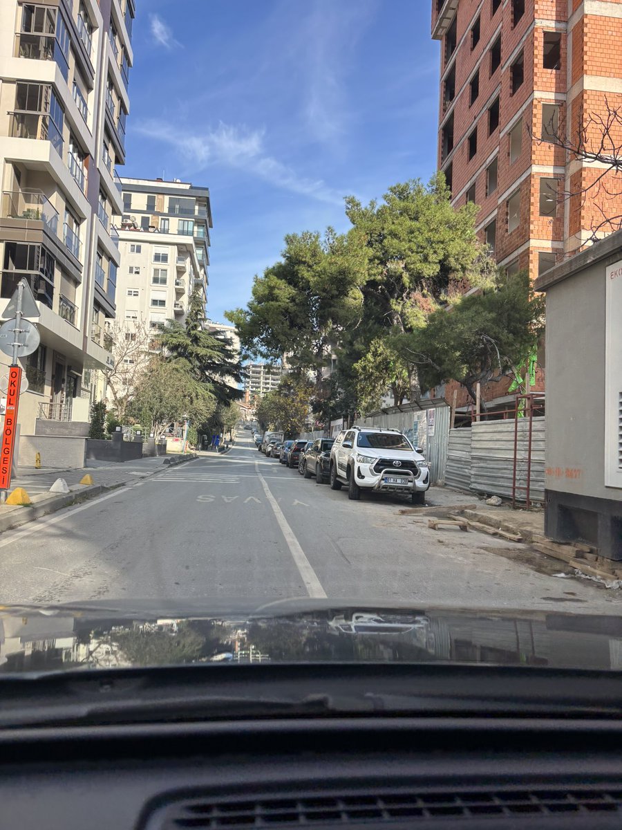 basardovan's tweet photo. Burası Kadıköy- Göztepe tanzimat sokak. İhsan Kurşunoğlu lisesinin önü. Yolu ikiye ayıran şerit olmasına rağmen araçların park etmesi sebebiyle yol tek şeride düşüyor. Araç geçişleri sağlanamıyor. Lütfen destek olur musunuz?@kadikoybelediye @IBBcozummerkezi @4444154 @TC_istanbul https://t.co/RV2ysumtrd