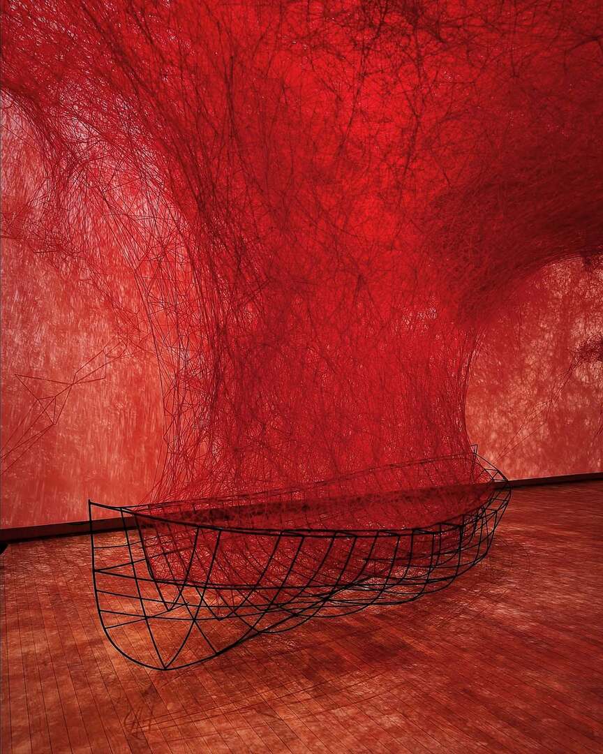 Premier retour au Grand Palais dans sa version musée, avec la très courue exposition consacrée à la plasticienne japonaise Chiharu Shiota.

Depuis 30 ans, ses tissages de fils sont devenus sa signature, et ses œuvres trouvent ici le volume idéal pour s'e… instagr.am/p/DD6fvwrIDaF/