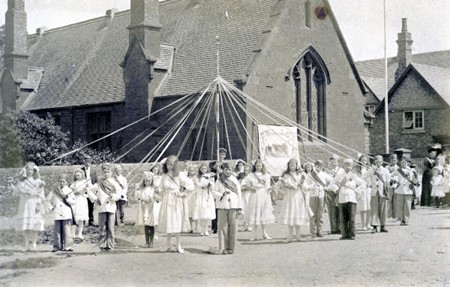 HalseTrust's tweet photo. #WOODFORDHALSE #HISTORY - INFO APPEAL:

Hi Everyone,

Can anybody help us with information as to who might be in this photo showing May Day celebrations in 1910? 

Group email: wharchivetrust@gmail.com

#Daventry #Northants #England #UK https://t.co/wB4cIpfqLM