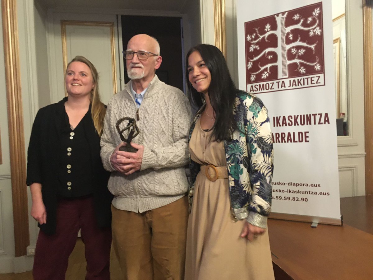 🏅Ohorezko saria eman diote Xipri Arbelbideri, Eusko Ikaskuntzak eta  Baionako Hiriak. Pauline Guelleri ikerketa saria eskaini diote eta Lucia Barahonari sorkuntza saria.

👂 euskalirratiak.eus/15492-xipri-ar…