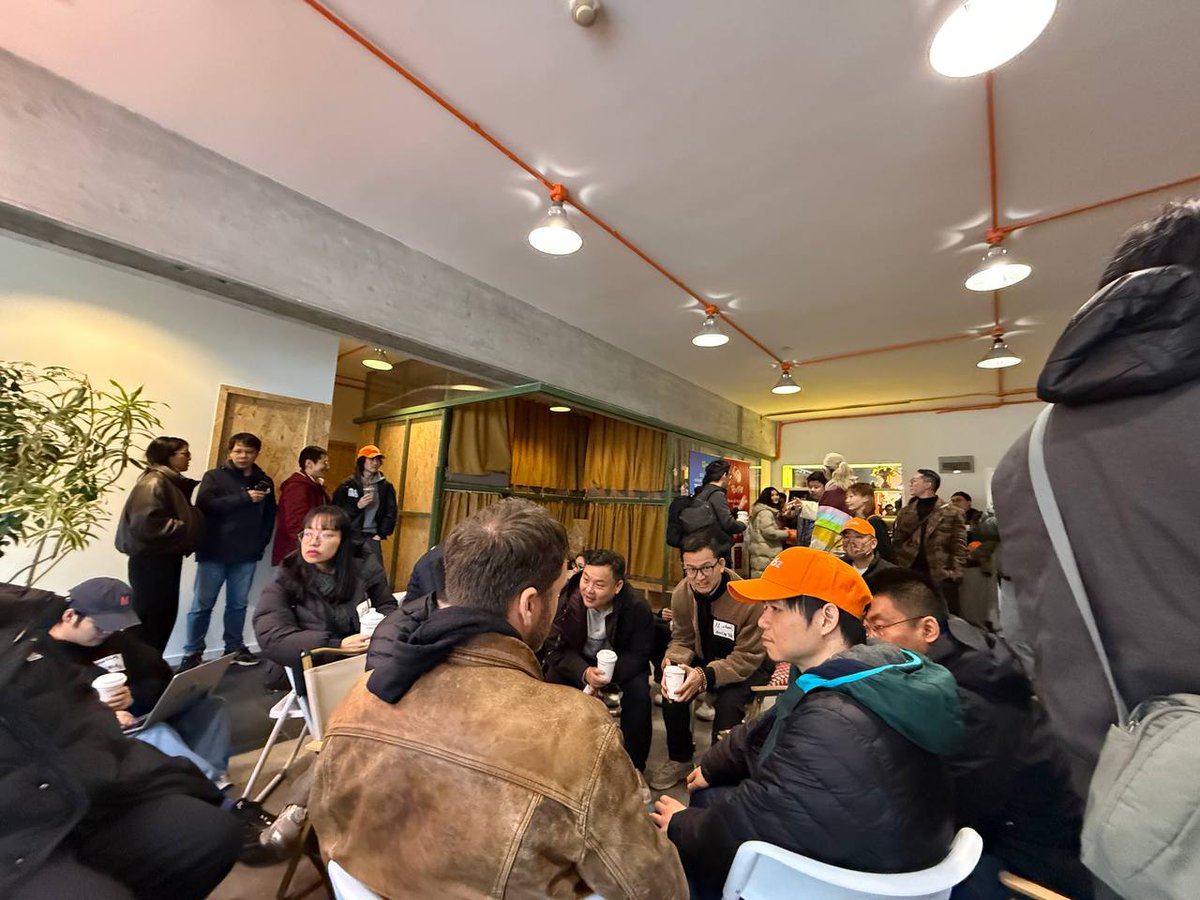 starzq's tweet image. 刚在ai16z cn meetup上和 @shawmakesmagic 交流了一下，把我觉得重要的点记录一下：

0️⃣ 大家关心的Tokenomics: 会包括launchpad和staking机制，白皮书在进行中，期待下个月公布细节
1️⃣头部交易所在聊，那个mintable标识还挺困扰的，他们也在跟daos. fun沟通
2️⃣ @degenspartanai : 给Twitter KOL…