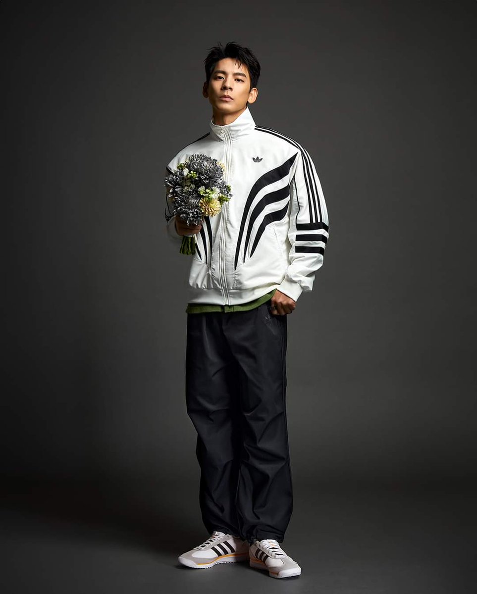AustinLin27's tweet photo. #新潮復古時尚 SL72
繽紛燦爛 記憶💐盛開

回想自己��是奔跑在操場的男孩
��外的被推上舞台
才發現生命中
每一個經歷 每一段歷程
都是帶你走到現在
不可或缺的安排

一雙經典鞋款 帶你回到
自己的原創故事

@originals_tw
#adidasSL72
#一雙經典千種原創故事 https://t.co/d9Rgh5XCXS
