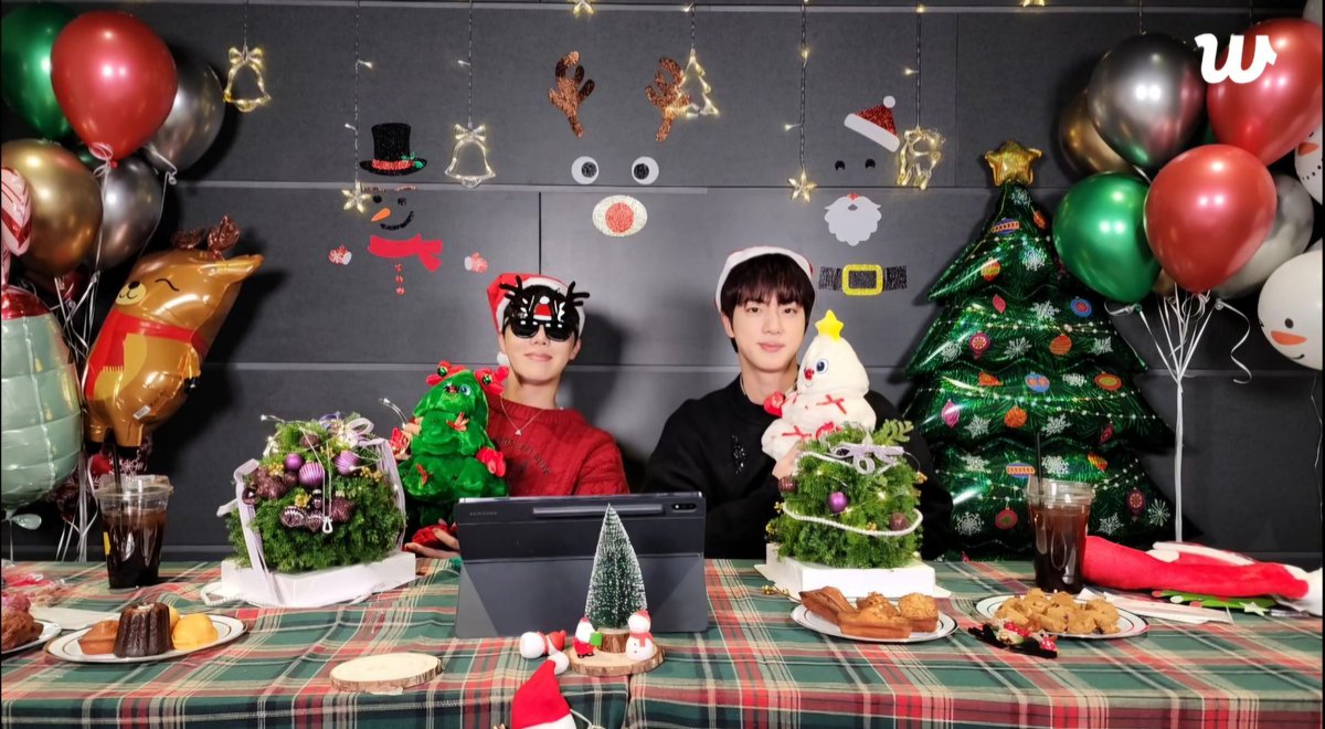 Them posing for us to screenshot... 🥺💜

#Jin #jhope #BTS <a href="/BTS_twt/">방탄소년단</a>
🔗weverse.io/bts/live/0-153…