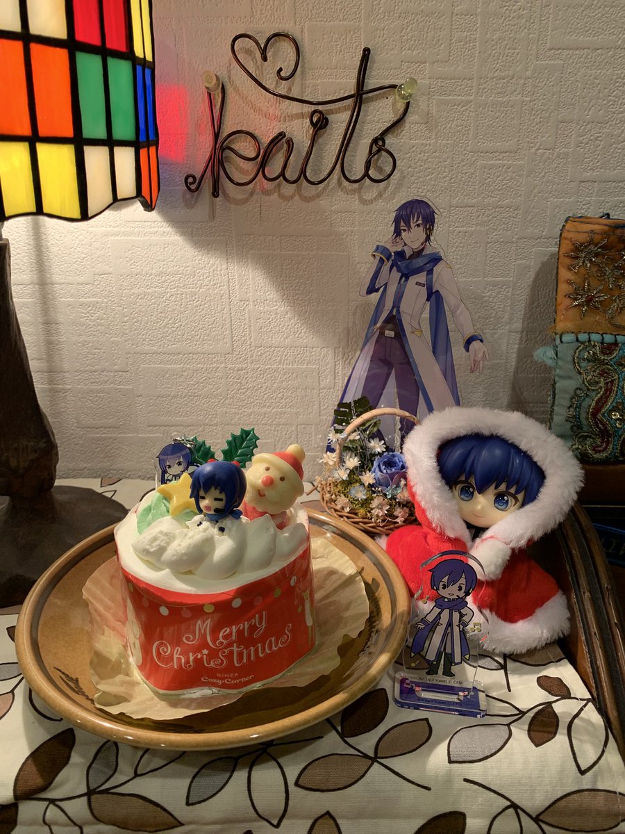 fuganaoto's tweet photo. I decorated the cake with KAITOs and made a Christmas cake🥰🥰
(KAITOs has been disinfected)
買ってきたコージーコーナーのケーキにKAITO君デコレーションしました💖(KAITO君はきちんと消毒済み)✨
先程たべたけど 美味しかった💖 https://t.co/rtkYvJrwKU