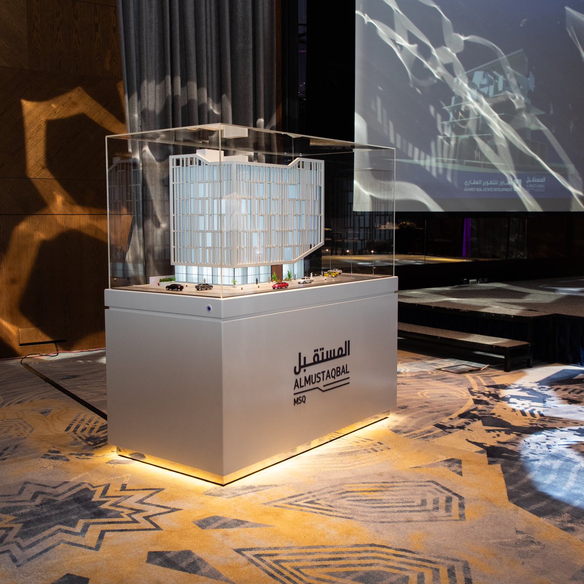 سعيد جدا بمشاركتي في حفل تدشين مبنى المستقبل المُطور من قبل شركة أساور العقارية. كرئيس لمجلس إدارة الشركة أقولها وبكل فخر بأن التطور الرائع للشركة هو بسبب إعطاء صلاحيات مطلقة للإدارة مع وجود مؤشرات أداء وهذه رسالة لكل رؤساء مجالس الإدارات بترك مساحة كبيرة لكي تبدع إداراتكم.