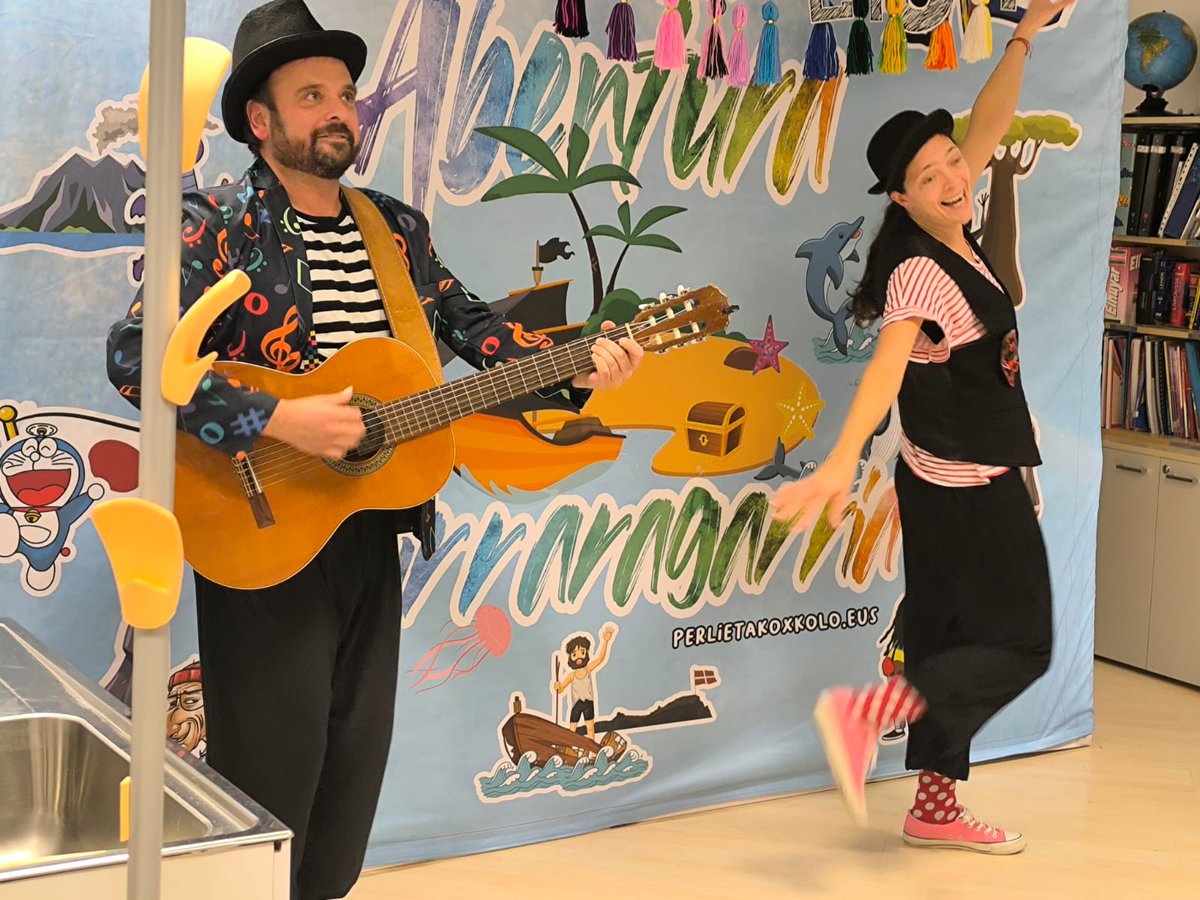 OSIArabaESI's tweet photo. 🌟 Una tarde mágica en el HUA #Txagorritxu 🌟

👉 El sábado, la planta de #Pediatría se llenó de alegría con el espectáculo de Perli eta Koxkolo. Niñas, niños, familias y profesionales disfrutaron de un viaje increíble lleno de historias, personajes, música y danza https://t.co/DacSowA1Ol
