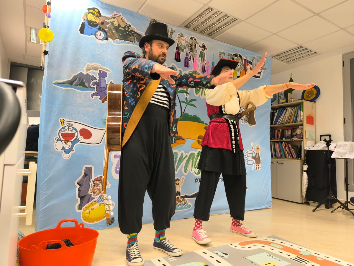 OSIArabaESI's tweet photo. 🌟 Una tarde mágica en el HUA #Txagorritxu 🌟

👉 El sábado, la planta de #Pediatría se llenó de alegría con el espectáculo de Perli eta Koxkolo. Niñas, niños, familias y profesionales disfrutaron de un viaje increíble lleno de historias, personajes, música y danza https://t.co/DacSowA1Ol