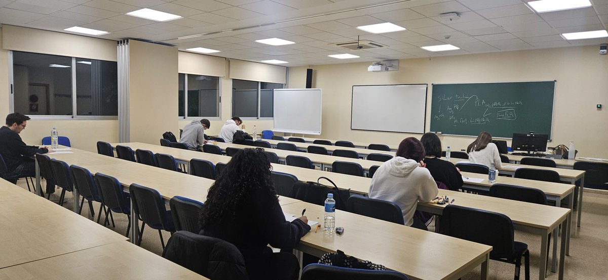 COLQUIMUR's tweet image. Simulacro en la @QuimicaUm  el jueves 19 de diciembre, una prueba detallada que reproducen fielmente la estructura y dificultad del examen QIR que será el 25 de enero de 2025.
Infórmate de la siguiente edición: qircolquimur.es
#colquimur #qircolquimur #colquimurformación