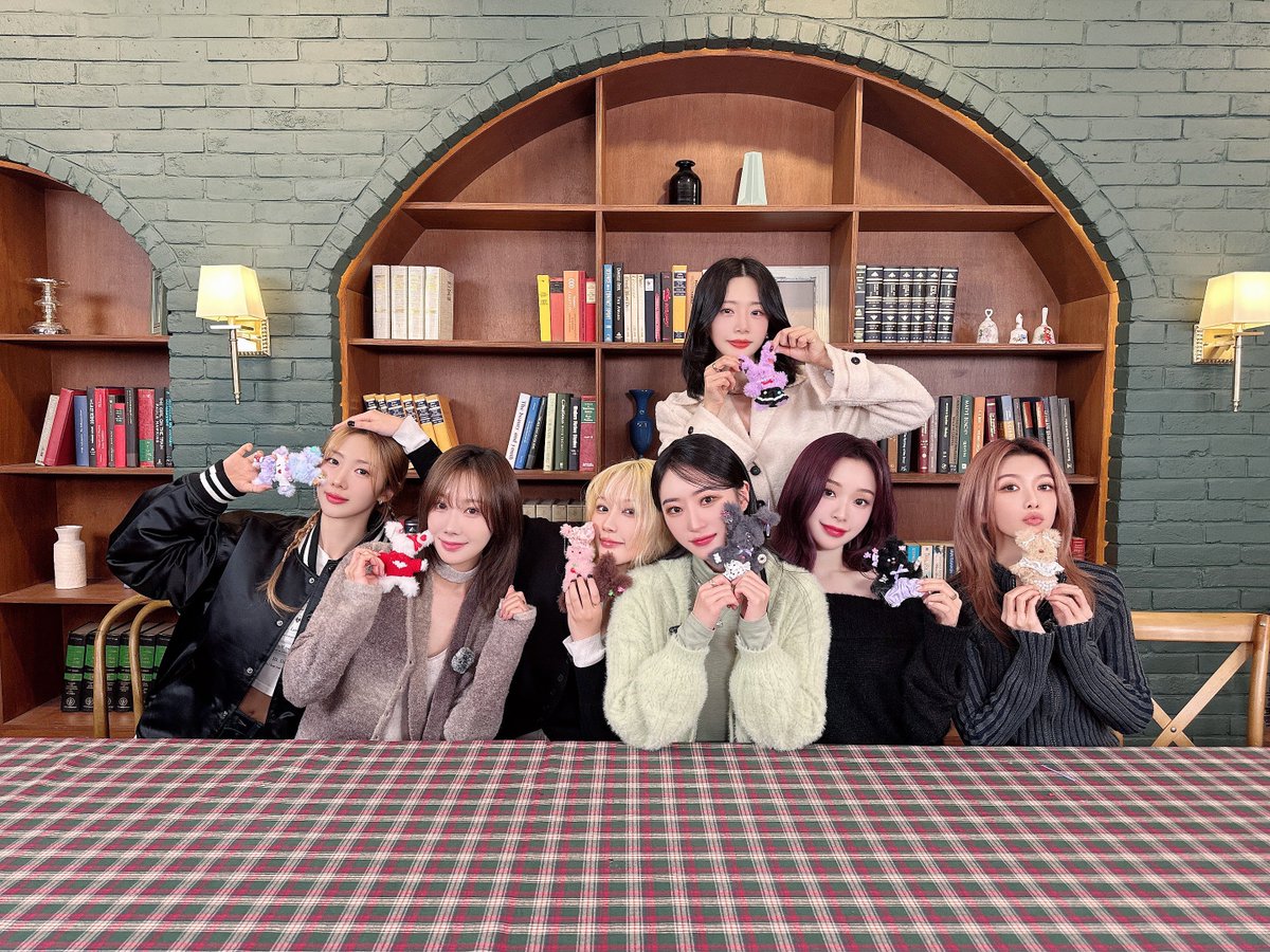hf_dreamcatcher's tweet photo. [🎁] 꿈둥이 사진 보고 가세요❤ 

‘드림캐쳐 연말결산🎉 EP.01’ 비하인드 사진 공개‼

‘드림캐쳐 연말결산🎉 EP.01’ 영상이 궁금하다면⁉

🔗 https://t.co/QZMIBDwFGq

#드림캐쳐 #Dreamcatcher
#2024년 #연말결산 #모루인형 https://t.co/MOCxe91Tzd
