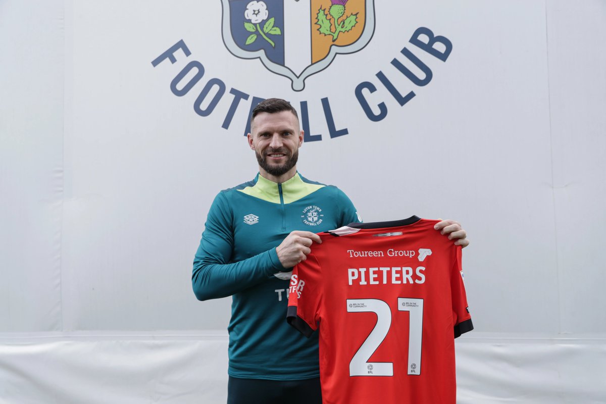 #foot #football #mercato #transfers 

Erik Pieters - 🇳🇱 - 3⃣6⃣ans - Défenseur 

Ex <a href="/vvRhelico/">Rhelico</a> <a href="/fcutrecht/">FC Utrecht</a> <a href="/PSV/">PSV</a> <a href="/stokecity/">Stoke City FC</a> <a href="/AmiensSC/">Amiens SC</a> <a href="/BurnleyOfficial/">Burnley FC</a> <a href="/WBA/">West Bromwich Albion</a> 

International 🇳🇱

➡️ <a href="/LutonTown/">Luton Town FC</a>