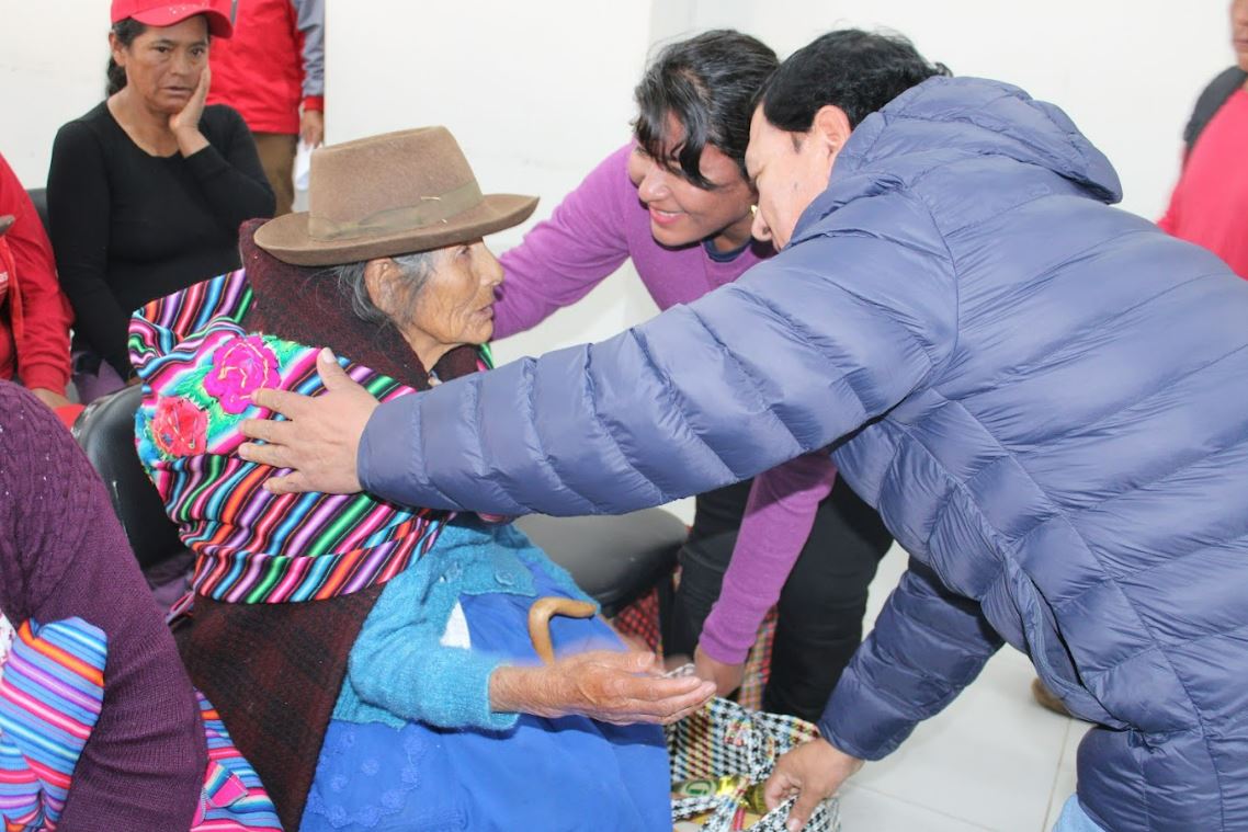 ❄️Junto a <a href="/ayto_chiclana/">Ayuntamiento de Chiclana de la Frontera</a>  y #CáritasAbancay, estamos apoyando con arroz, azúcar, atún, aceite, papa, haba, trigo, tallarines, leche, quinua… a 80 familias de Rocchac #Perú, que vieron destrozadas 11 hectáreas de cosecha por las fuertes heladas.
madrecoraje.org/apoyo-a-80-fam…