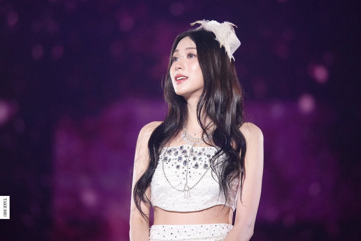 241222 Pink Christmas

무대 할 때와 객석을 바라볼 때의 눈빛 변화가 너무 좋아🥹

#에이핑크 #오하영
#Apink #Hayoung <a href="/Apinkohy/">오하영</a> HQ